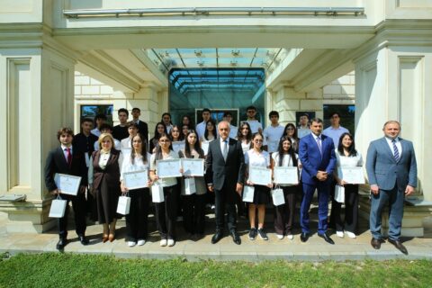 Tələbə qəbulu imtahanında Binəqədi rayonu üzrə yüksək nəticə göstərən gənclərlə görüş keçirilib Tələbə qəbulu imtahanında Binəqədi rayonu üzrə yüksək nəticə göstərən gənclərlə görüş keçirilib
