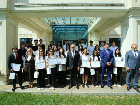 Tələbə qəbulu imtahanında Binəqədi rayonu üzrə yüksək nəticə göstərən gənclərlə görüş keçirilib Tələbə qəbulu imtahanında Binəqədi rayonu üzrə yüksək nəticə göstərən gənclərlə görüş keçirilib