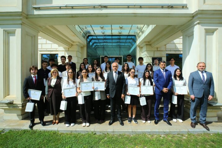 Tələbə qəbulu imtahanında Binəqədi rayonu üzrə yüksək nəticə göstərən gənclərlə görüş keçirilib