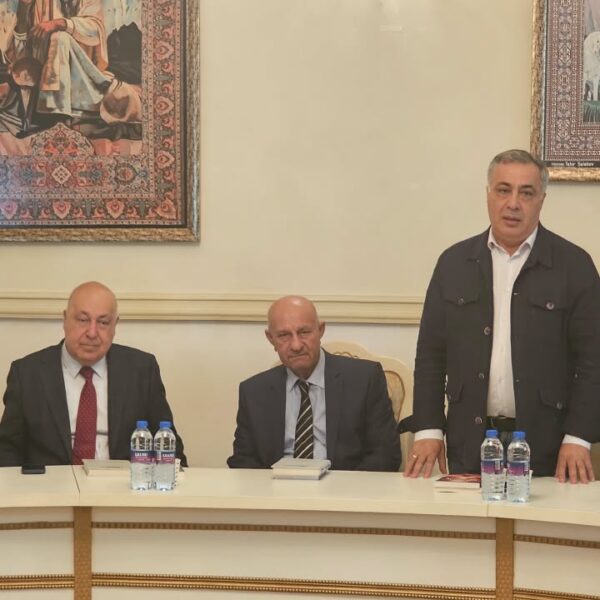 “Şeytana daş atanlar” türk dilində “Şeytana daş atanlar” türk dilində