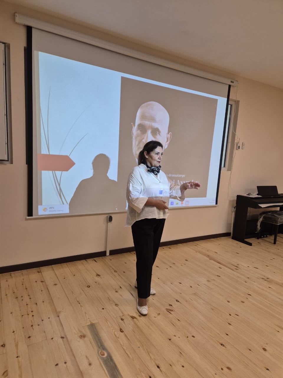 İncəsənət Gimnaziyasının teatr şöbəsində “Teatr dramaturgiyası” fənni üzrə “Film Baxış” layihəsi çərçivəsində açıq dərs keçirildi İncəsənət Gimnaziyasının teatr şöbəsində “Teatr dramaturgiyası” fənni üzrə “Film Baxış” layihəsi çərçivəsində açıq dərs keçirildi